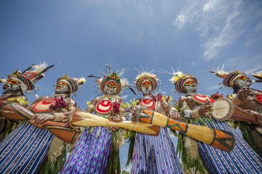 
	
	Các thành viên trong một bộ lạc đang biểu diễn với các nhạc cụ truyền thống của bộ lạc mình.